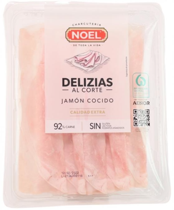 Ensalada mediterranea con jamón de york y quinoa blanca y roja.